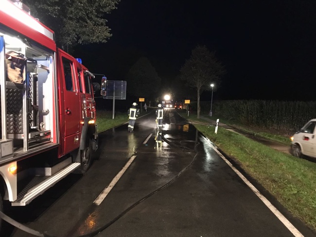 2017-09-15-lkw-verliehrt.klaerschlamm01