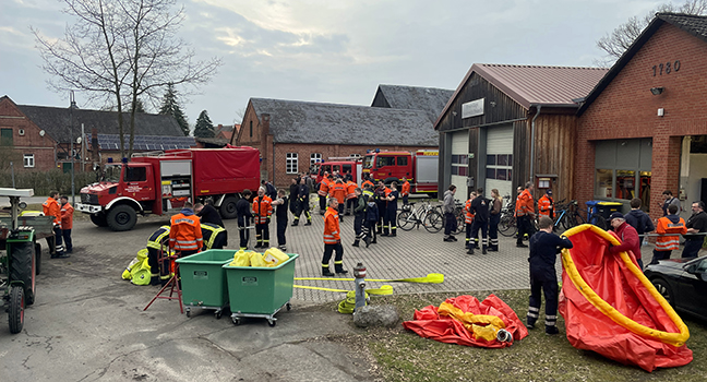 Über 50 fleißige Freiwillige – hier ein Teil von ihnen im Bild – nahmen unter anderem mehrere Kilometer ausgelegtes Schlauchmaterial wieder auf.