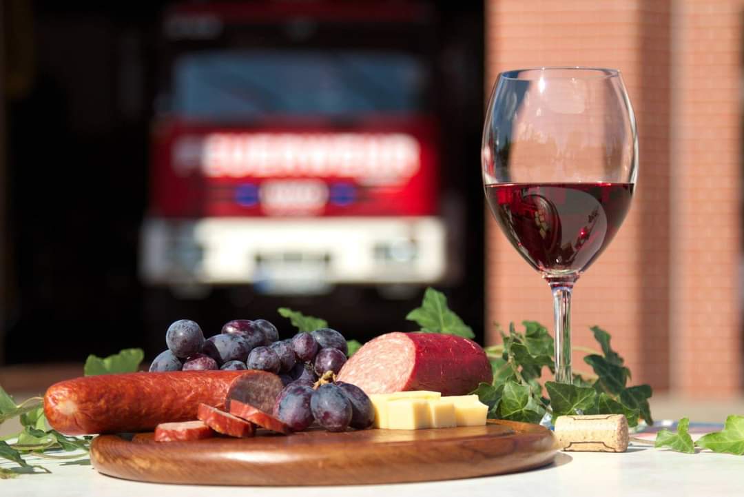 Die Freiwillige Feuerwehr Lüchow lädt zum Weinfest ein.